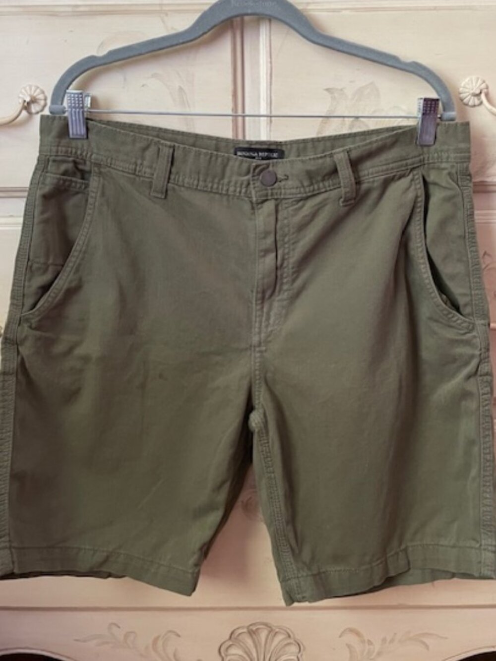 NWOT Banana Republic Mens Button Front Shorts in army green- size 35 waist